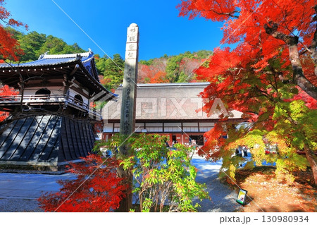 【滋賀県】晴天の永源寺の紅葉（本堂と鐘楼） 130980934