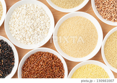 お皿に入れて並べた色々な種類の雑穀 130981007