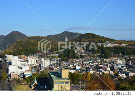 犬山城の天守閣から日本モンキーパーク方面を眺める（愛知県犬山市大字犬山） 130981133