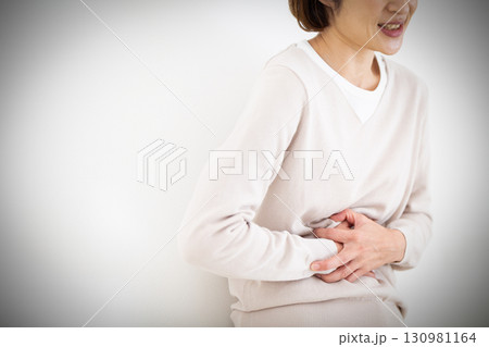お腹の痛みに苦しむミドル女性 130981164