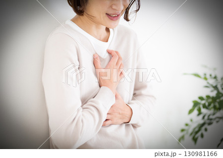 胸の痛みに苦しむミドル女性 胸の痛みに苦しむミドル女性 130981166