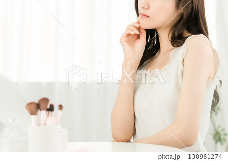 肌トラブルで悩む若いアジア人女性(スキンケア) 肌トラブルで悩む若いアジア人女性(スキンケア) 130981274