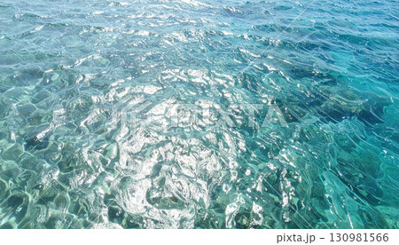 《AI画像》太陽の光を反射する海 130981566