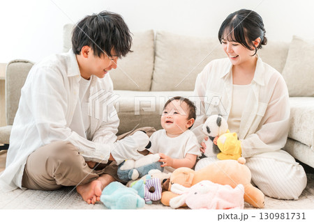 マイホームのリビングで子供,赤ちゃんと遊ぶ子育て世代のファミリー,家族（育児,子育て,スキンシップ） 130981731