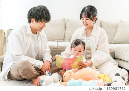 マイホームのリビングで子供,赤ちゃんと遊ぶ子育て世代のファミリー,家族(育児,子育て,スキンシップ) マイホームのリビングで子供,赤ちゃんと遊ぶ子育て世代のファミリー,家族(育児,子育て,スキンシップ) 130981732