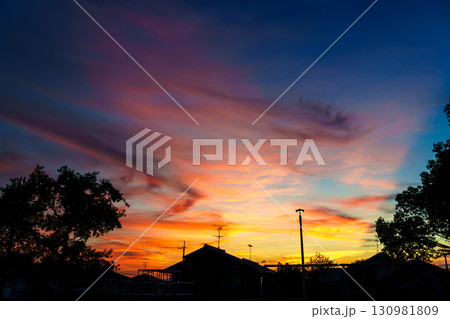 美しい夕焼け空を背景にシルエットになった街並み 公園上空のグラデーションの空① 美しい夕焼け空を背景にシルエットになった街並み 公園上空のグラデーションの空① 130981809
