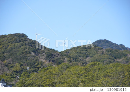 風力発電の風車（弓ヶ浜海岸／静岡県賀茂郡南伊豆町大字湊） 130981913
