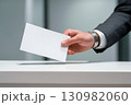 カードを持つ出すビジネスマン　モックアップ 130982060