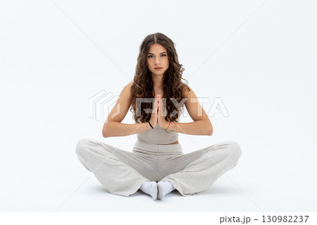 Meditation in a minimalist setting boosts clarity of thought and enhances inner calm 130982237