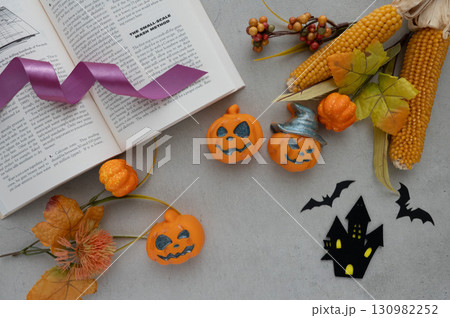 コンクリート背景のハロウィンデコレーション 130982252