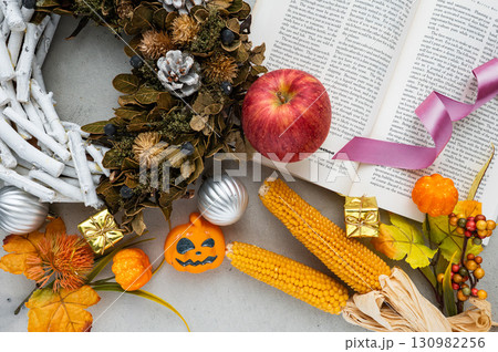 コンクリート背景のハロウィンデコレーション 130982256