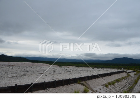 硫黄鉱山の採掘跡（硫黄山「アトサヌプリ」／北海道川上郡弟子屈町） 130982309
