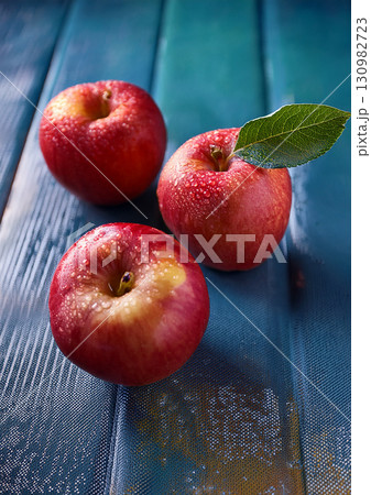 美味しそうなリンゴ 130982723