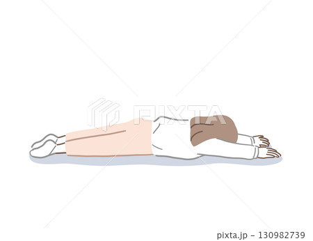 うつ伏せで寝ている女性のイラスト素材 130982739