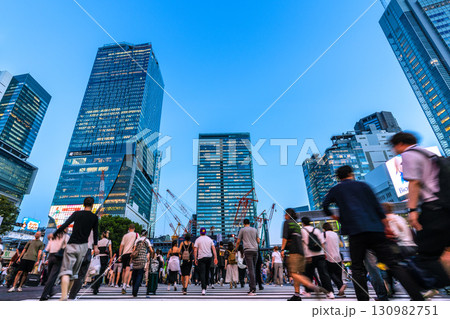 日本の東京都市景観9月17日。外国人観光客らで賑わう渋谷スクランブル交差点。ビジネスマンらの姿も 130982751