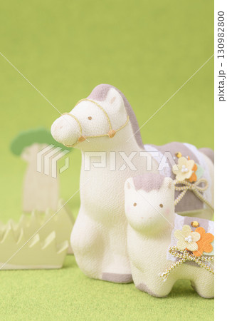 かわいい馬の親子(干支 午年イメージ) かわいい馬の親子(干支 午年イメージ) 130982800