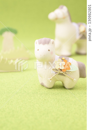 かわいい馬の親子（干支 午年イメージ） 130982801