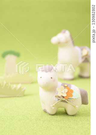 かわいい馬の親子(干支 午年イメージ) かわいい馬の親子(干支 午年イメージ) 130982802