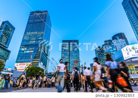 日本の東京都市景観9月17日。外国人観光客らで賑わう渋谷スクランブル交差点。ビジネスマンらの姿も 130982803
