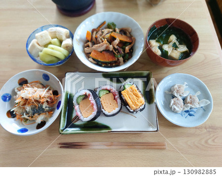 お寿司屋さんのランチセットの一例～太巻きとアジの南蛮漬け (小鉢盛り，椀物とフルーツのデザート付き) 130982885