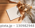 ドライフラワーとカードのモックアップ 130982948