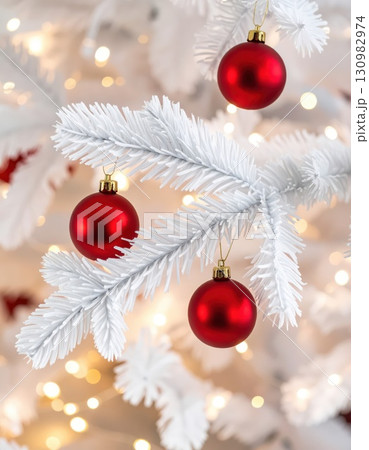 《AI画像》赤いオーナメントで飾りつけた白いクリスマスツリー 130982974