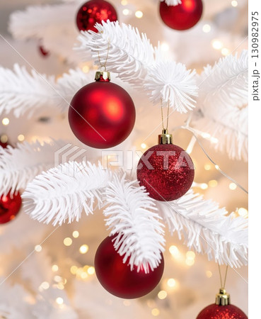 《AI画像》赤いオーナメントで飾りつけた白いクリスマスツリー 130982975