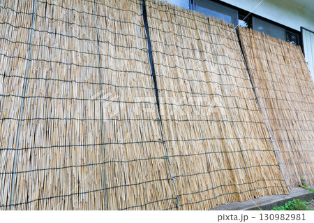 立て掛けられた葦簀 130982981