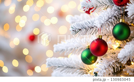 《AI画像》赤と緑のオーナメントで飾りつけた白いクリスマスツリー 130983045