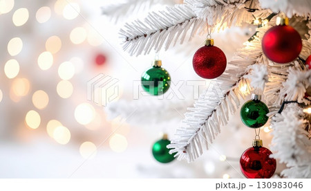 《AI画像》赤と緑のオーナメントで飾りつけた白いクリスマスツリー 130983046