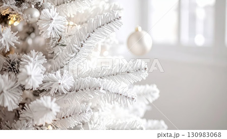 《AI画像》オーナメントで飾りつけた白いクリスマスツリー 《AI画像》オーナメントで飾りつけた白いクリスマスツリー 130983068