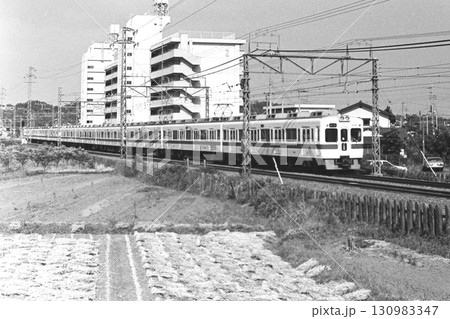 小田急、5565～+5159～の10両、農地が残る柿生－鶴川、1983年6月2日 130983347