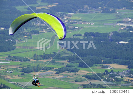初夏の空とパラグライダー　青空　 130983442
