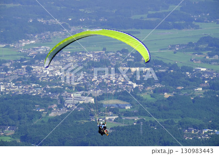 初夏の空とパラグライダー　青空　 130983443