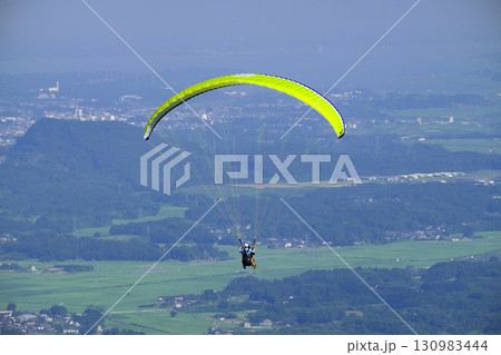 初夏の空とパラグライダー 青空 初夏の空とパラグライダー 青空 130983444