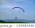 初夏の空とパラグライダー　青空　 130983446