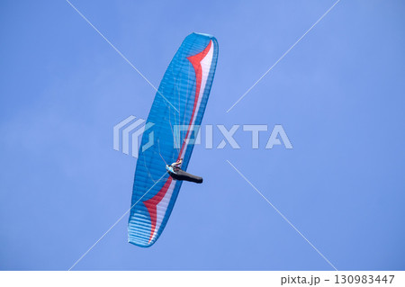 初夏の空とパラグライダー　青空　 130983447