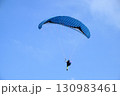初夏の空とパラグライダー　青空　 130983461