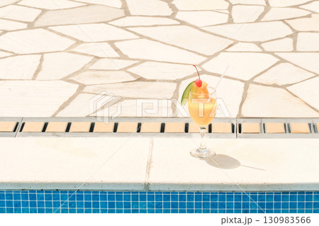 プールサイドのあるトロピカルドリンク(バカンス・リゾート・バケーション) プールサイドのあるトロピカルドリンク(バカンス・リゾート・バケーション) 130983566