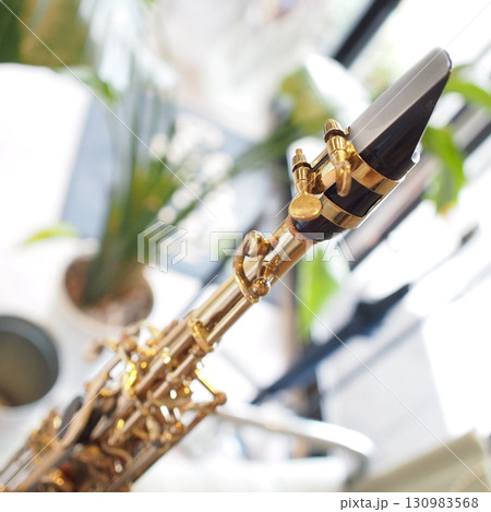 ソプラノサックスと樹脂リードのついたマウスピース 130983568