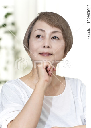 笑顔のシニア女性 笑顔のシニア女性 130983649