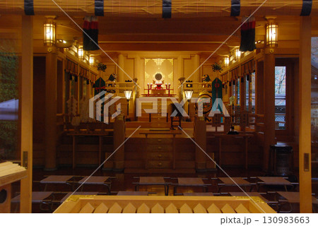 The japanese shrine / 薄暗い荘厳な雰囲気を演出された日本の神社の祭壇の様子 The japanese shrine / 薄暗い荘厳な雰囲気を演出された日本の神社の祭壇の様子 130983663