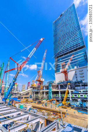日本の東京都市景観9月17日。クローラークレーンやパイルドライバーなどの巨大重機がズラリ…＝渋谷 130983721