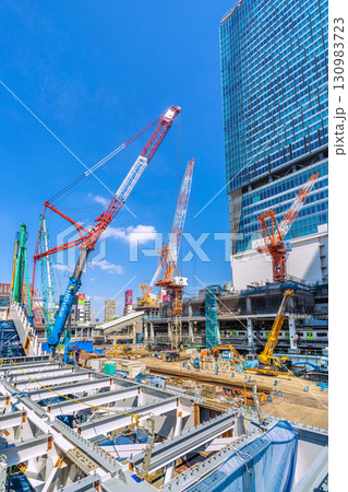 日本の東京都市景観9月7日。クローラークレーンやパイルドライバーなどの巨大重機がズラリ…＝渋谷 130983723
