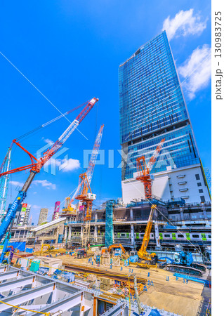 日本の東京都市景観9月17日。クローラークレーンなどの巨大重機がズラリ…=渋谷 日本の東京都市景観9月17日。クローラークレーンなどの巨大重機がズラリ…=渋谷 130983725