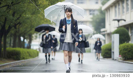 雨の日に傘をさして登校する女子高生 130983910