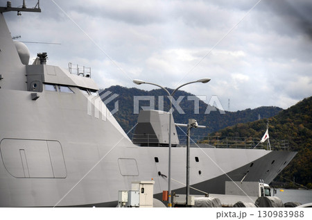 港の護衛艦 130983988
