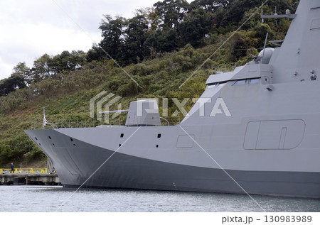 港の護衛艦 130983989