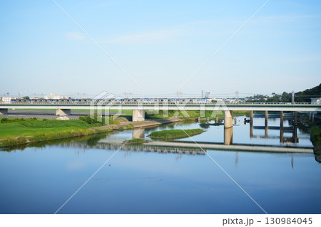 夏の朝の光が差し込む多摩川橋梁 - 多摩川下流(東急東横線) 夏の朝の光が差し込む多摩川橋梁 - 多摩川下流(東急東横線) 130984045