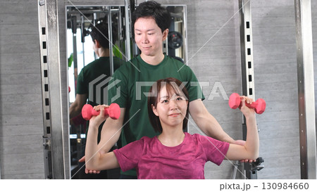 パーソナルトレーニングを受ける若い女性 130984660